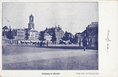 2681 Gezicht op de zuidoosthoek van het Vredenburg te Utrecht met op de achtergrond de Domtoren.